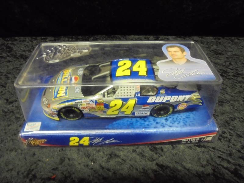 lot 14 image: Winners Circle 124 Diecast - Jeff Gordon, #24 Dupont