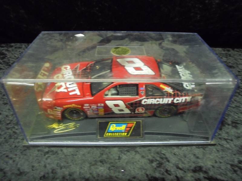 lot 15 image: Revell 124 Diecast - #8 Circuit City