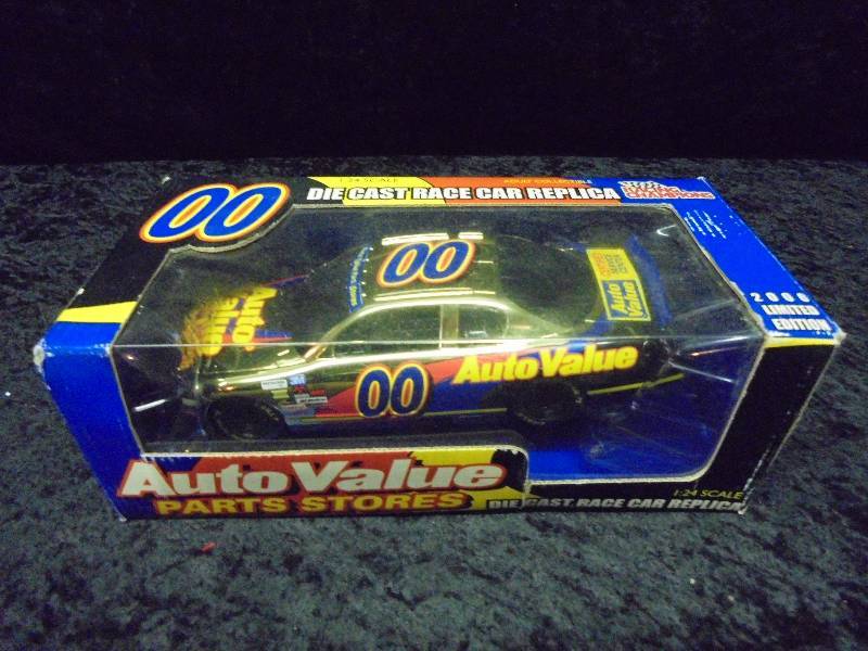 lot 17 image: Racing Champions 124 Diecast - #00 Auto Value