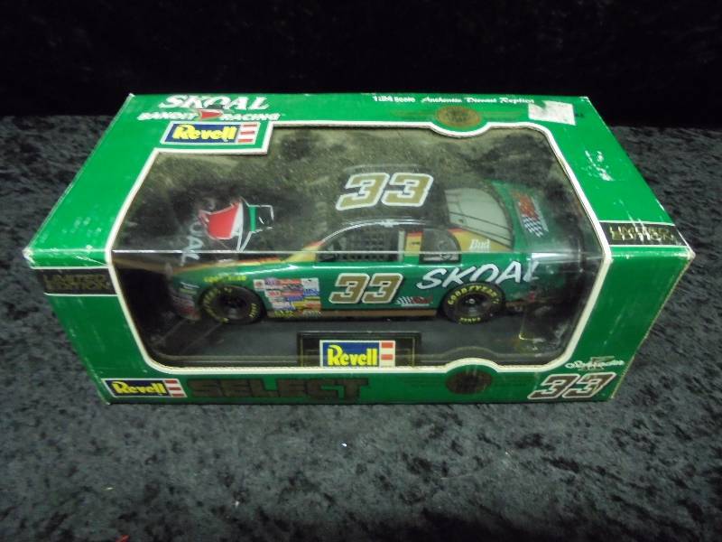 lot 21 image: Revell 124 Diecast - #33 SKOAL