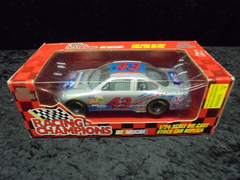 lot 28 image: Racing Champions 124 Diecast - #43 STP, Bobbie Hamilton