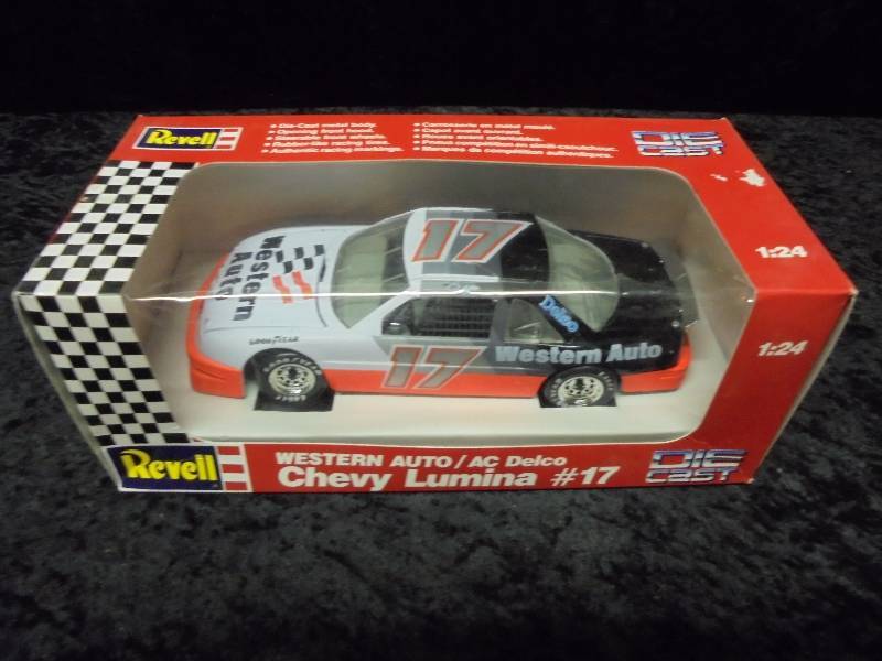 lot 34 image: Revell 124 Diecast - #17 Chevy Lumina