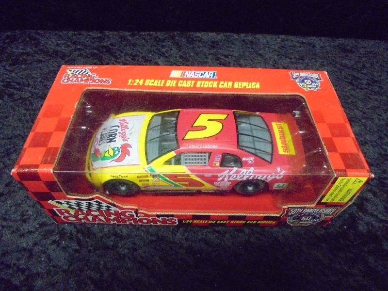 lot 38 image: Racing Champions 124 - #5 Kelloggs, Terry Labonte