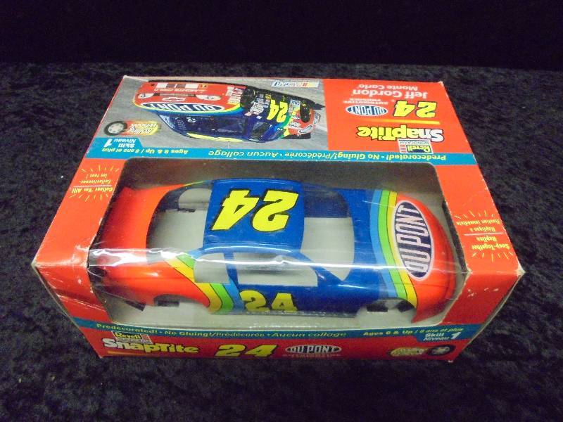 lot 45 image: Revell Snaptite Model Toy, #24 Jeff Gordon
