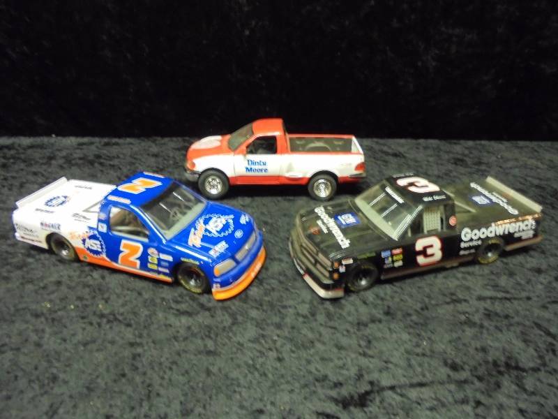 lot 56 image: Lot - (3) 118 Diecasts Trucks