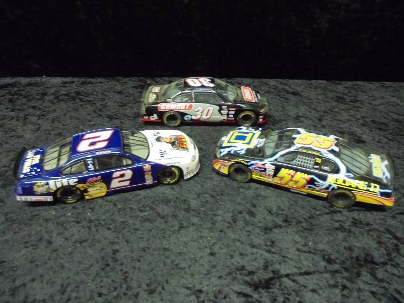lot 57 image: Lot - (3) 118 Diecasts, #30, #2, #55