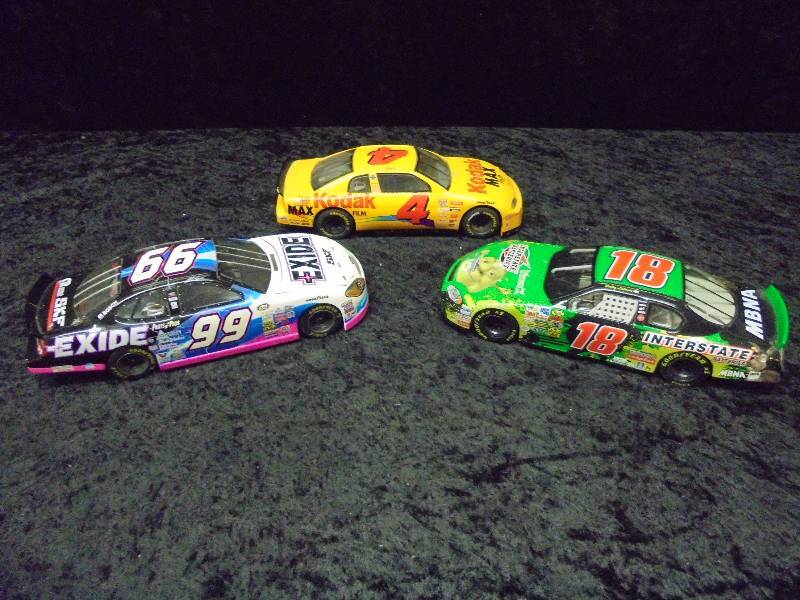 lot 58 image: Lot - (3) 118 Diecasts, #99, #18, #4