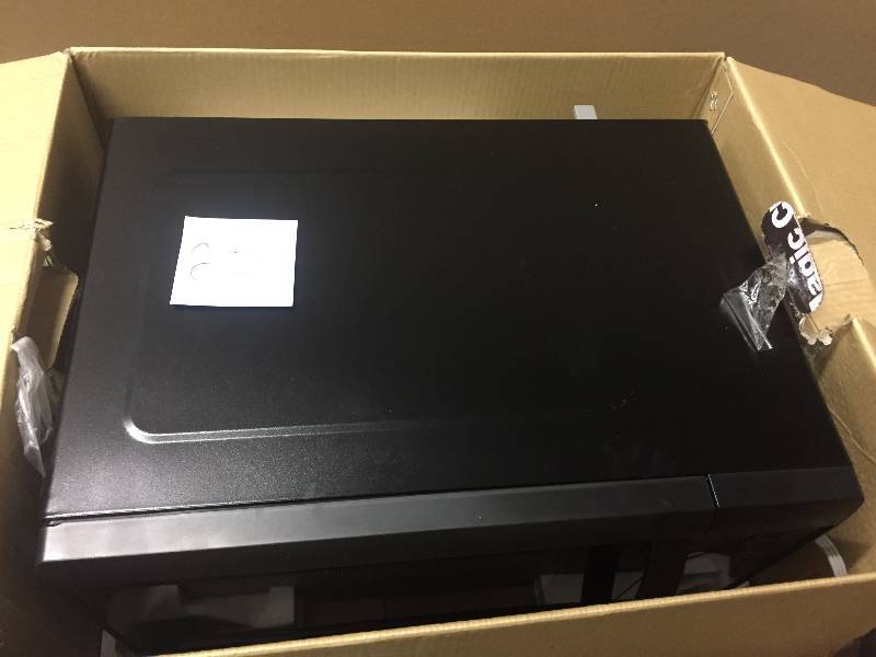 lot 82 image: Magic Chef 0.9CU 900 Watts Microwave Never used