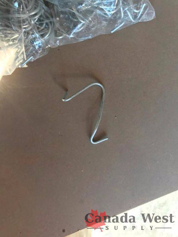 lot 27 image: NEW 500 PCS TPOST CLIPS FENCING TCLIP