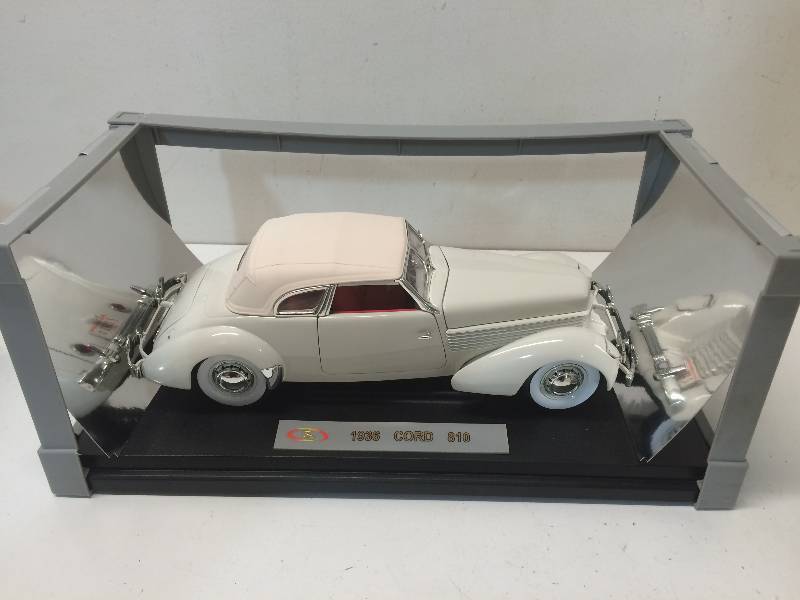 lot 40 image: 1936 Cord 810