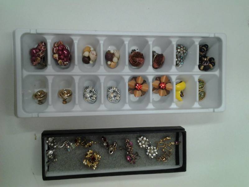 lot 6 image: Lot Of Vintage Clip Earrings & Screw Back