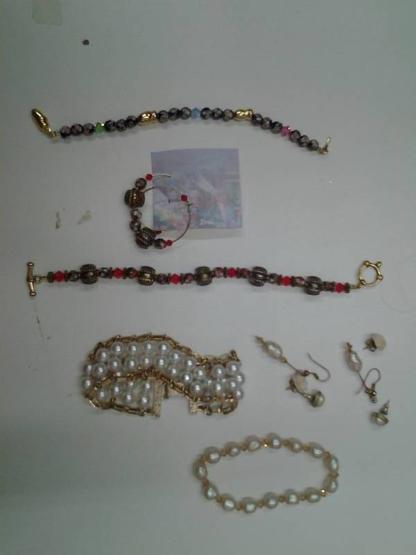 lot 9 image: Lot Of Beaded Bracelet & Earrings