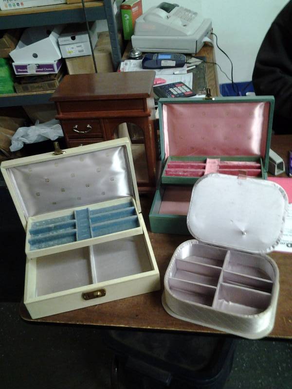 lot 10 image: 4-Vintage Jewelry Boxes