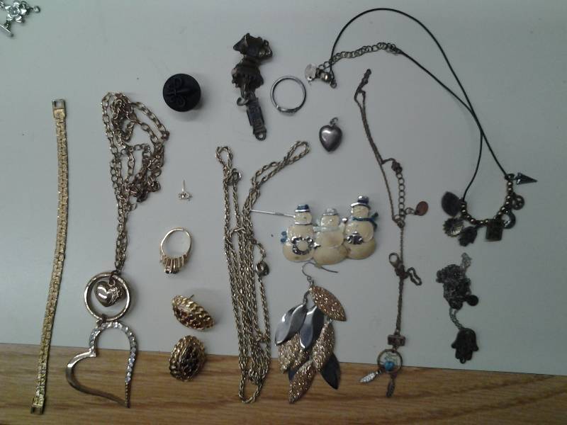 lot 21 image: Lot Of Assorted Jewelry