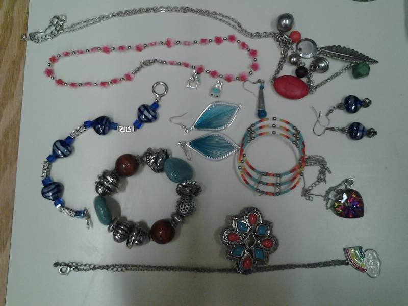 lot 23 image: Lot Assorted Jewelry