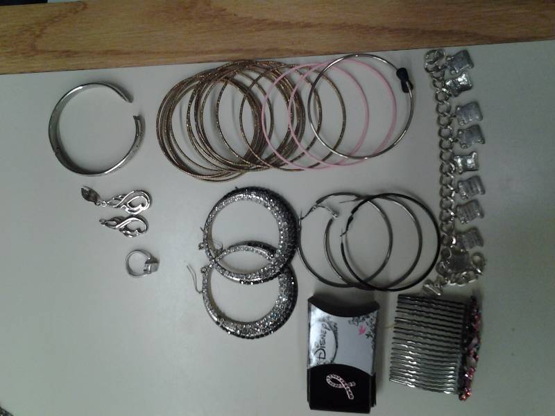 lot 24 image: Lot Assorted Jewelry