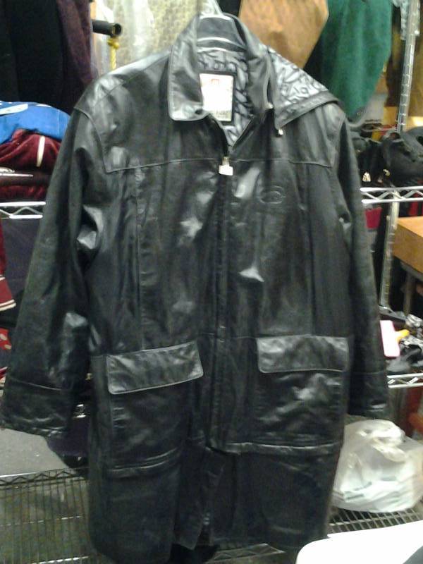 lot 62 image: Mens Marc Ecko Size XL Leather Coat
