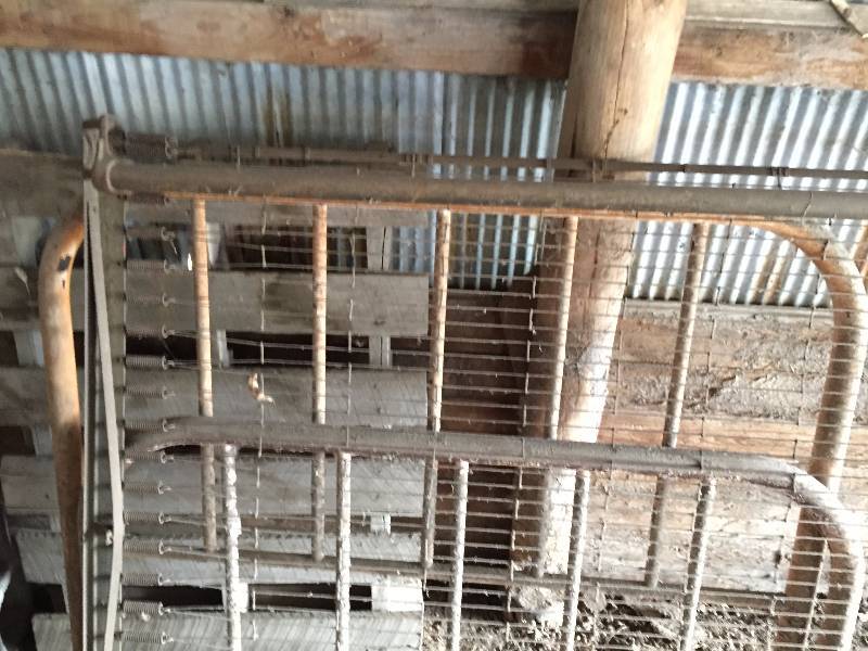 BED FRAME WITH 4 ANTIQUE BED SPRINGS
