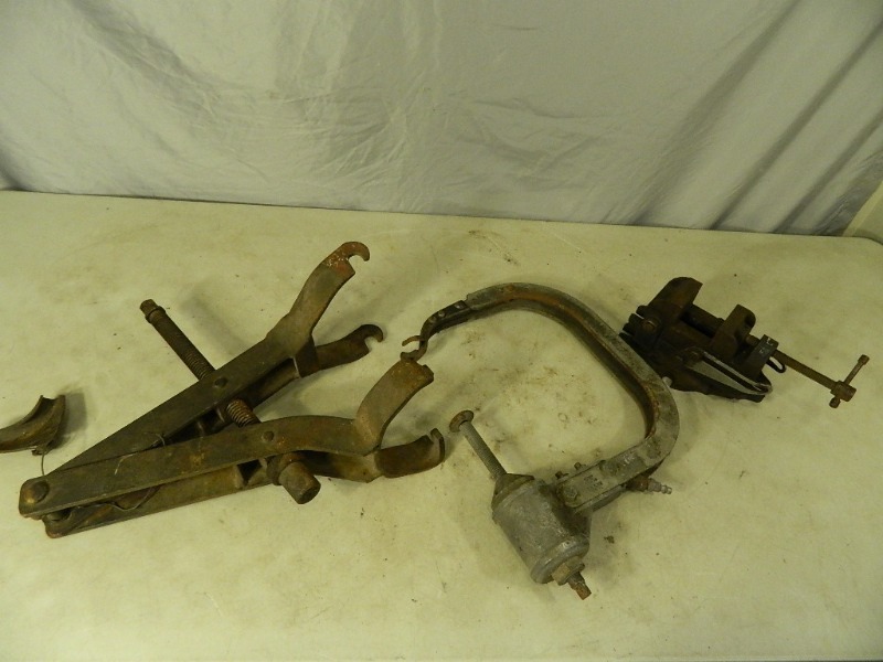 lot 66 image: Spring Compressors, Vise