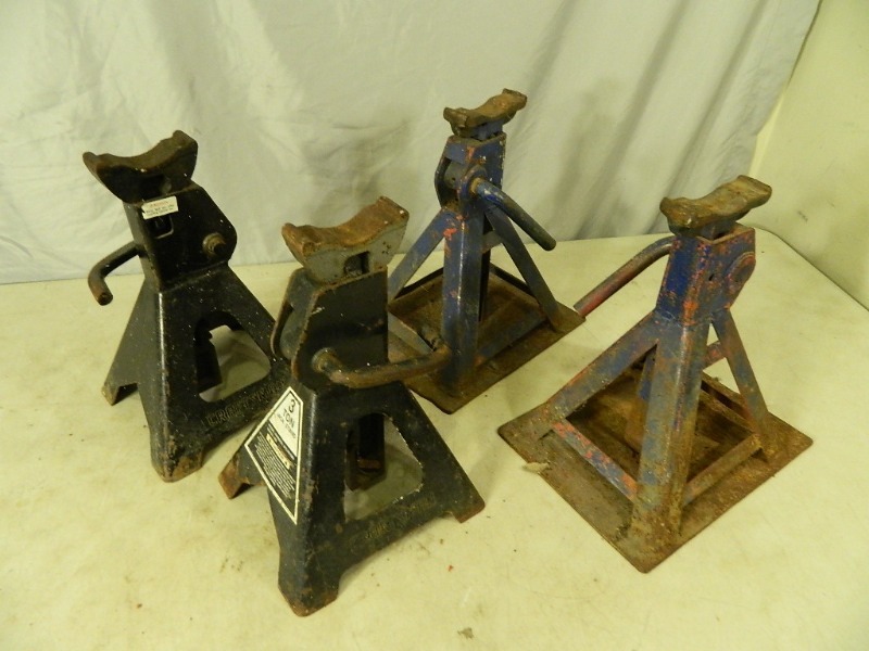 lot 79 image: 4 Jack Stands