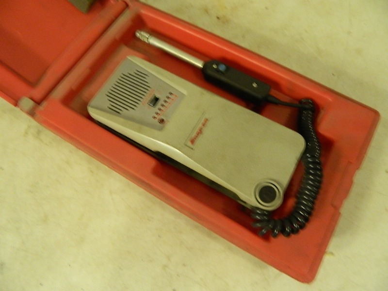 lot 83 image: Snap-On Leak Detector