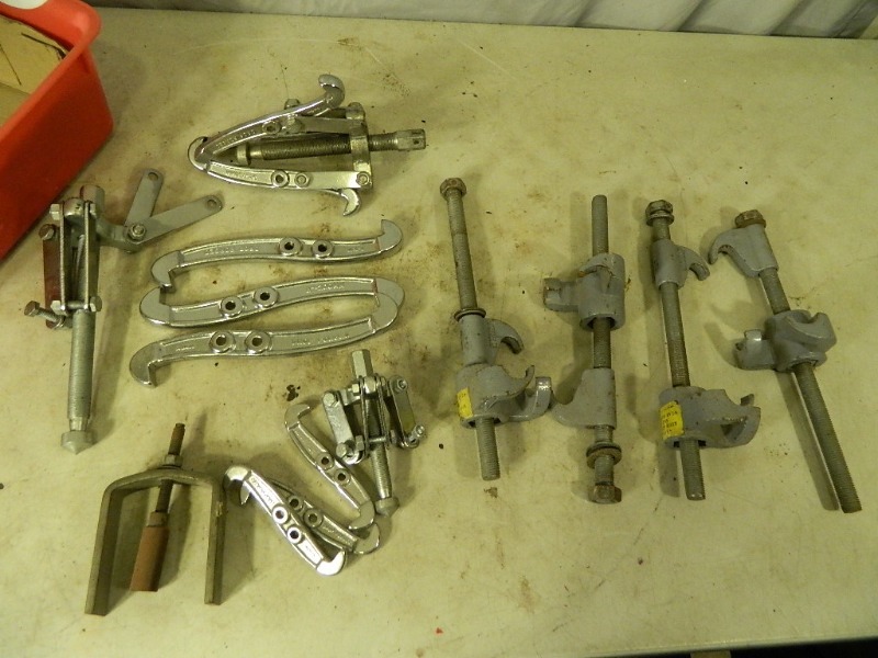 lot 101 image: Strut Spring Compressors and 3 Jaw Pullers