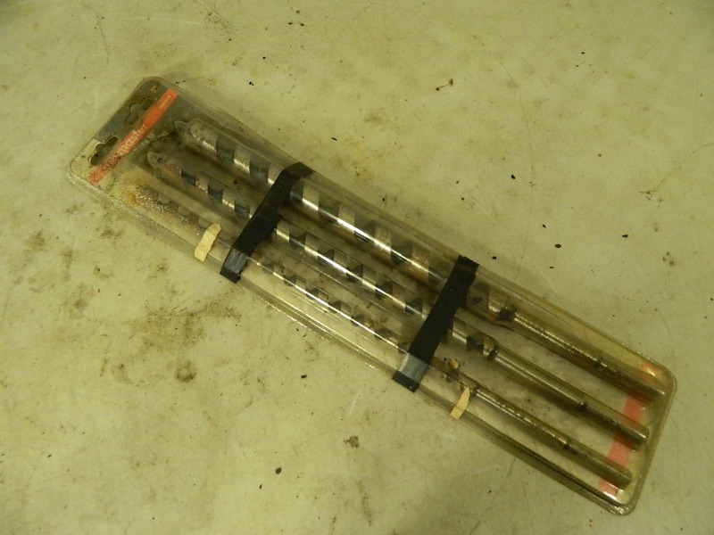 lot 104 image: 18 inch Auger Drill Bits