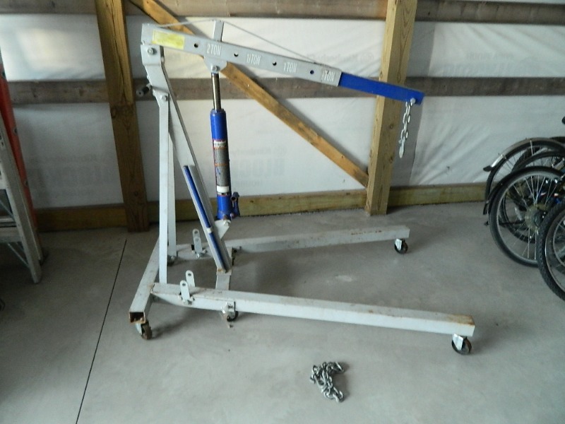 lot 3 image: Folding Engine Hoist  Cherry Picker