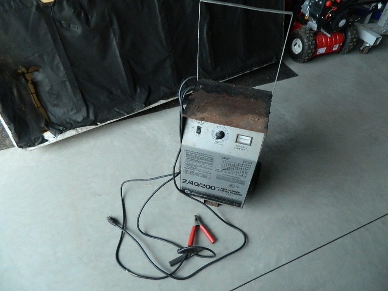 lot 4 image: 200 Amp Battery Charger  Starter