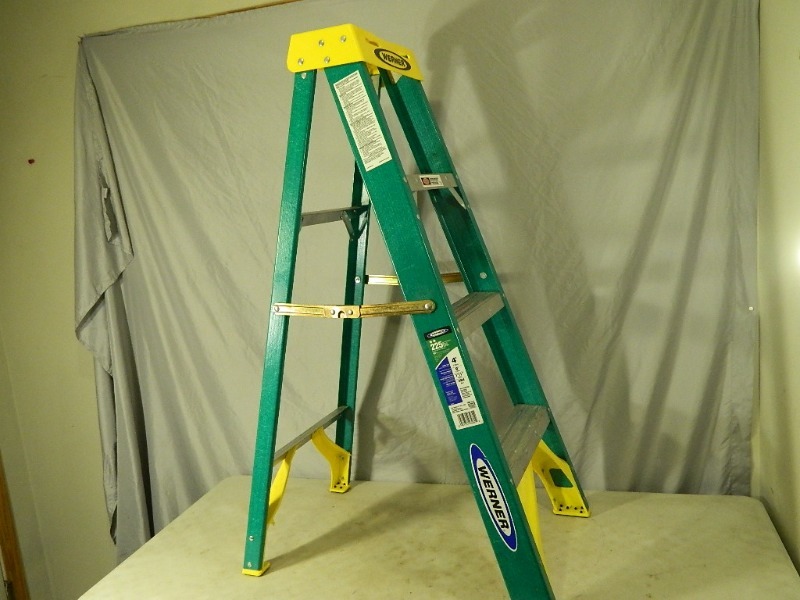 lot 18 image: Werner 4 ft Ladder