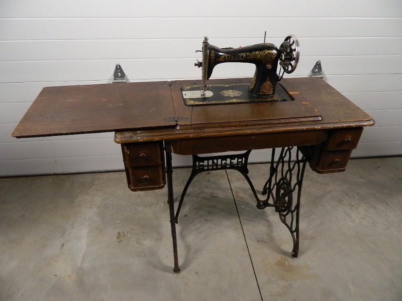lot 29 image: Antique Singer Sewing Machine