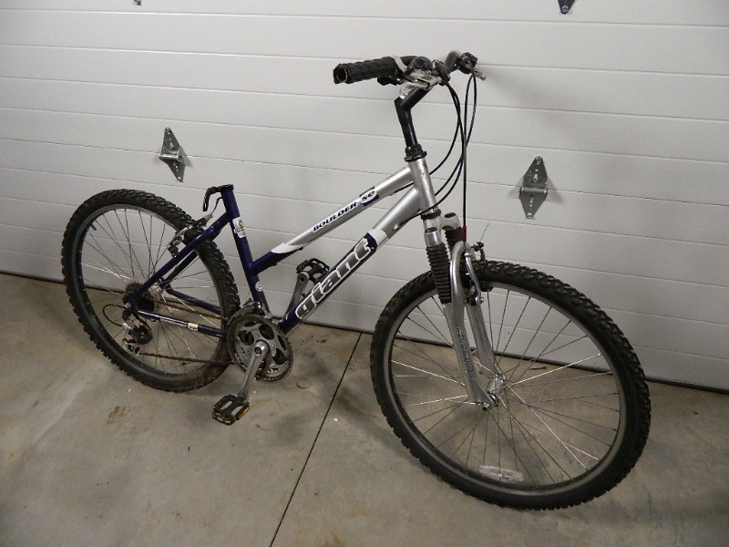 lot 34 image: Ladies Giant Mountain Bike