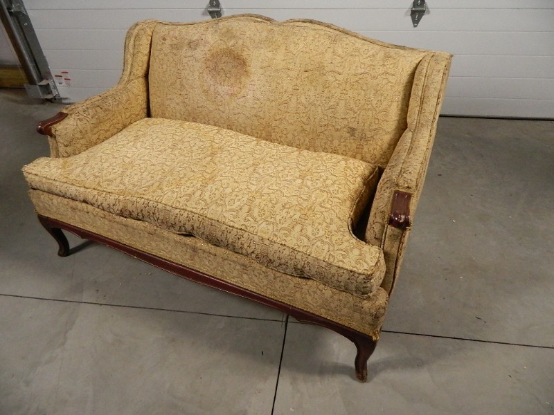 lot 130 image: Vintage Couch  Loveseat