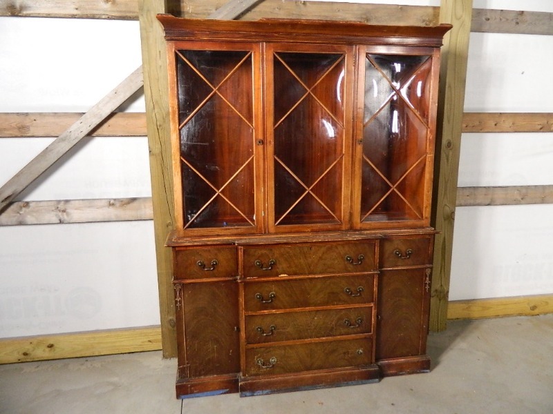 lot 131 image: 2 Piece Hutch