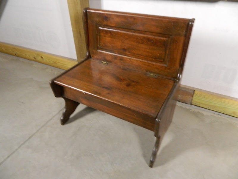 lot 135 image: Cute Wood Bench with Storage