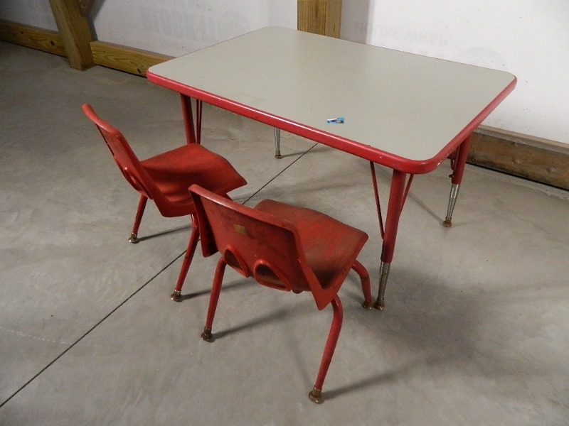 lot 136 image: Cute School Table and Chairs