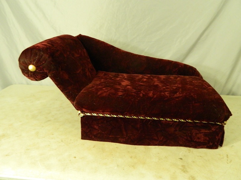 lot 187 image: Cute Pet Fainting Couch