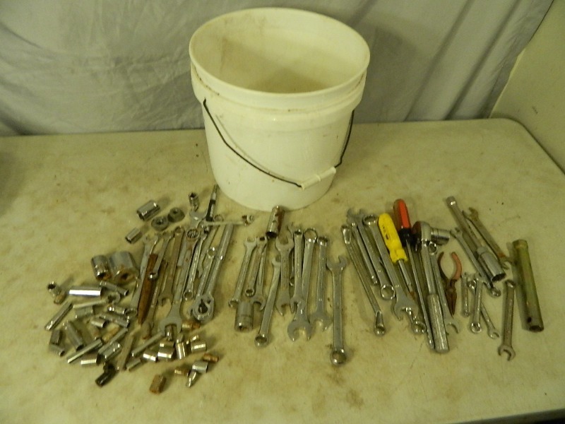 lot 202 image: Bucket of Tools