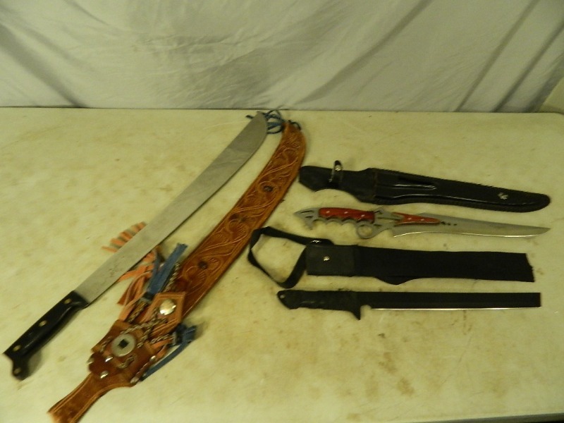 lot 214 image: Collectible Knives