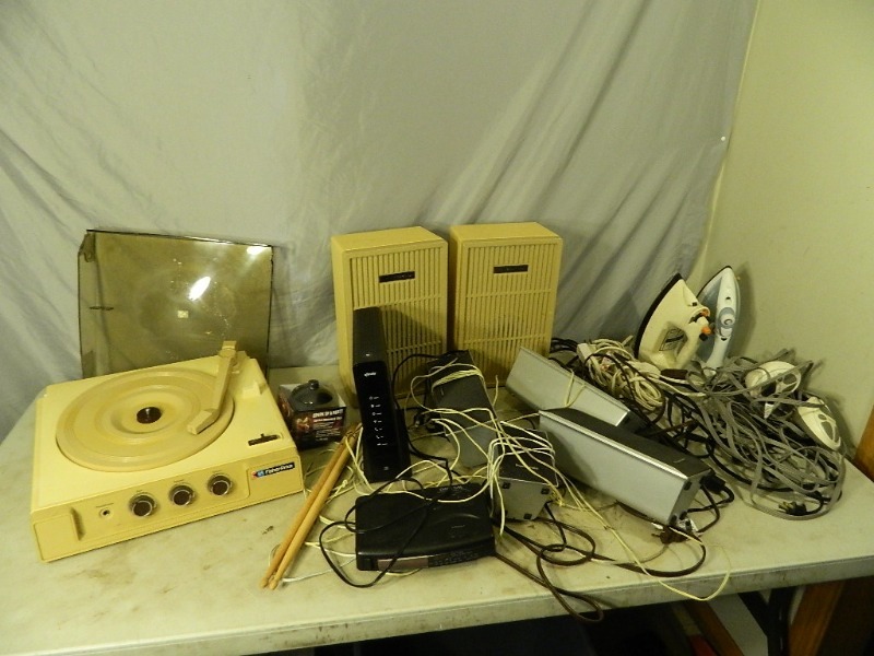 lot 219 image: Assorted Electronics