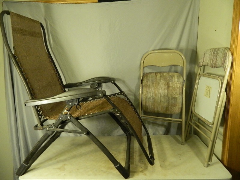 lot 256 image: Folding Lounge Chair and Two Folding Chairs