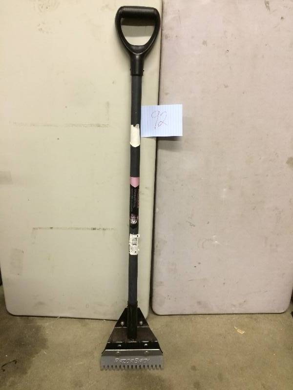 Razor-Back Garden Tools D-Handle Roofing Tool 2594100