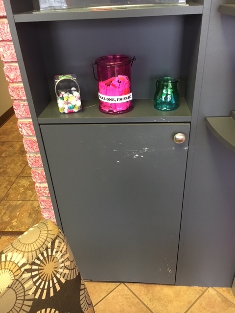 lot 13 image: Lighted Display Case w Shelves (Contents not Included)