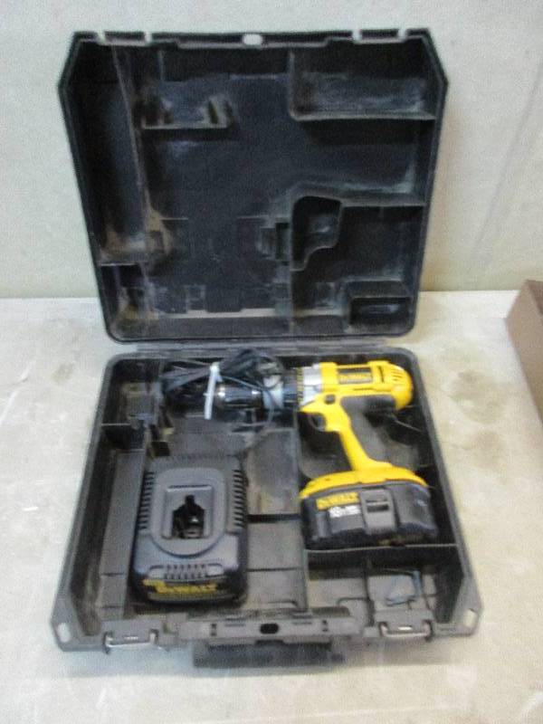 lot 5 image: Dewalt drill 18 volt NiCd