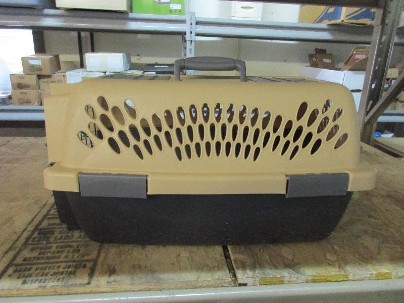 lot 23 image: small pet carrier