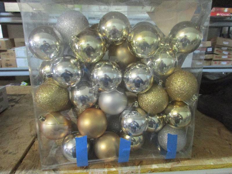 lot 34 image: box of Christmas ornaments