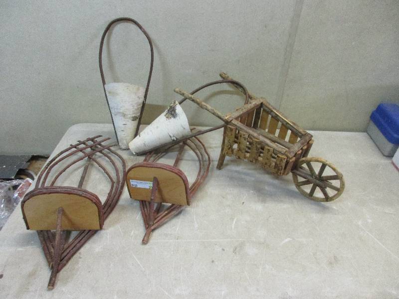 lot 37 image: home decorations made of wood