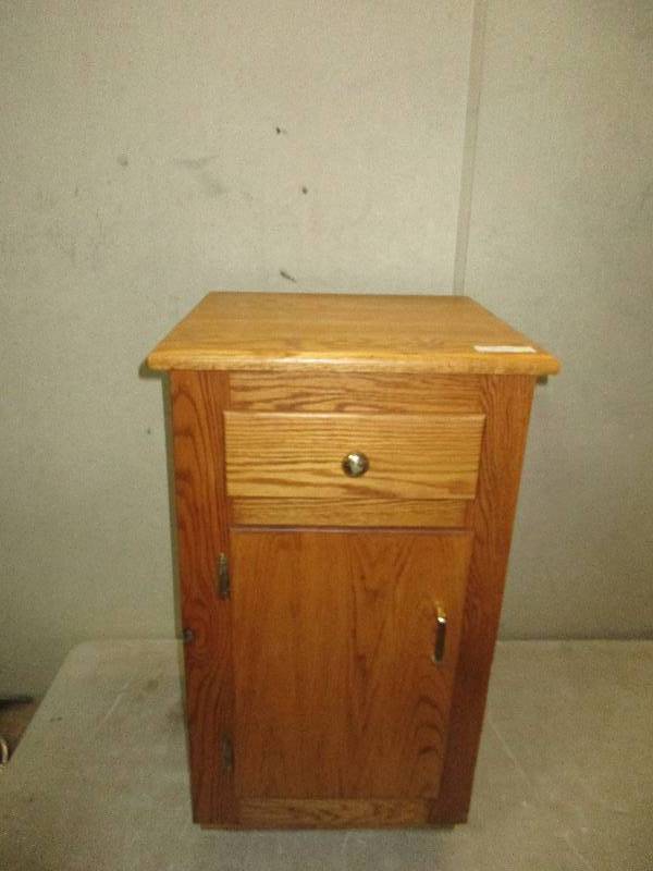 lot 75 image: small cabinet