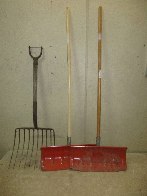 lot 76 image: 2 metal shovels and 1 old pitch fork