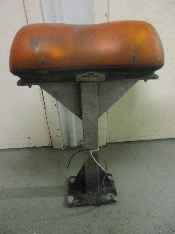 lot 101 image: beacon light w mount